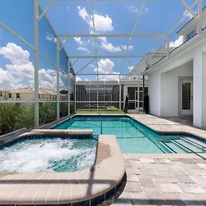 Stunning Wprivate Pool, Minutes From Holiday home